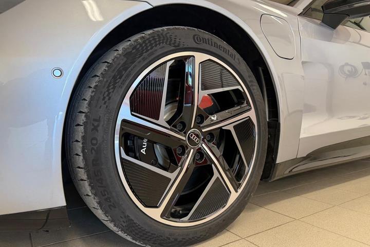 Sølv Audi RS e-tron GT fra 2022