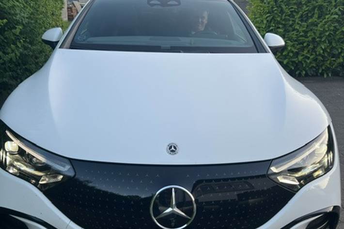 Hvid Mercedes EQE350 fra 2022