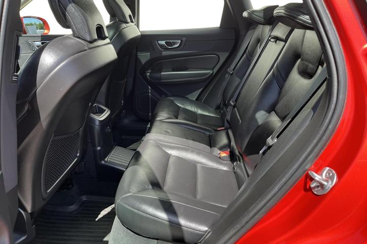 Rød Volvo XC60 fra 2023