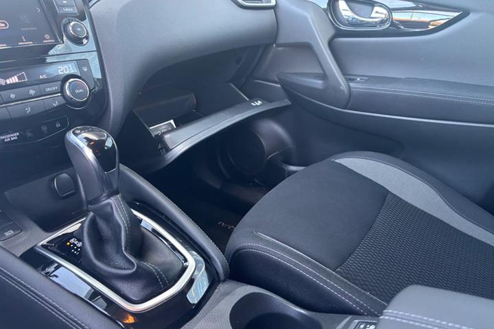 Grå Nissan Qashqai fra 2020