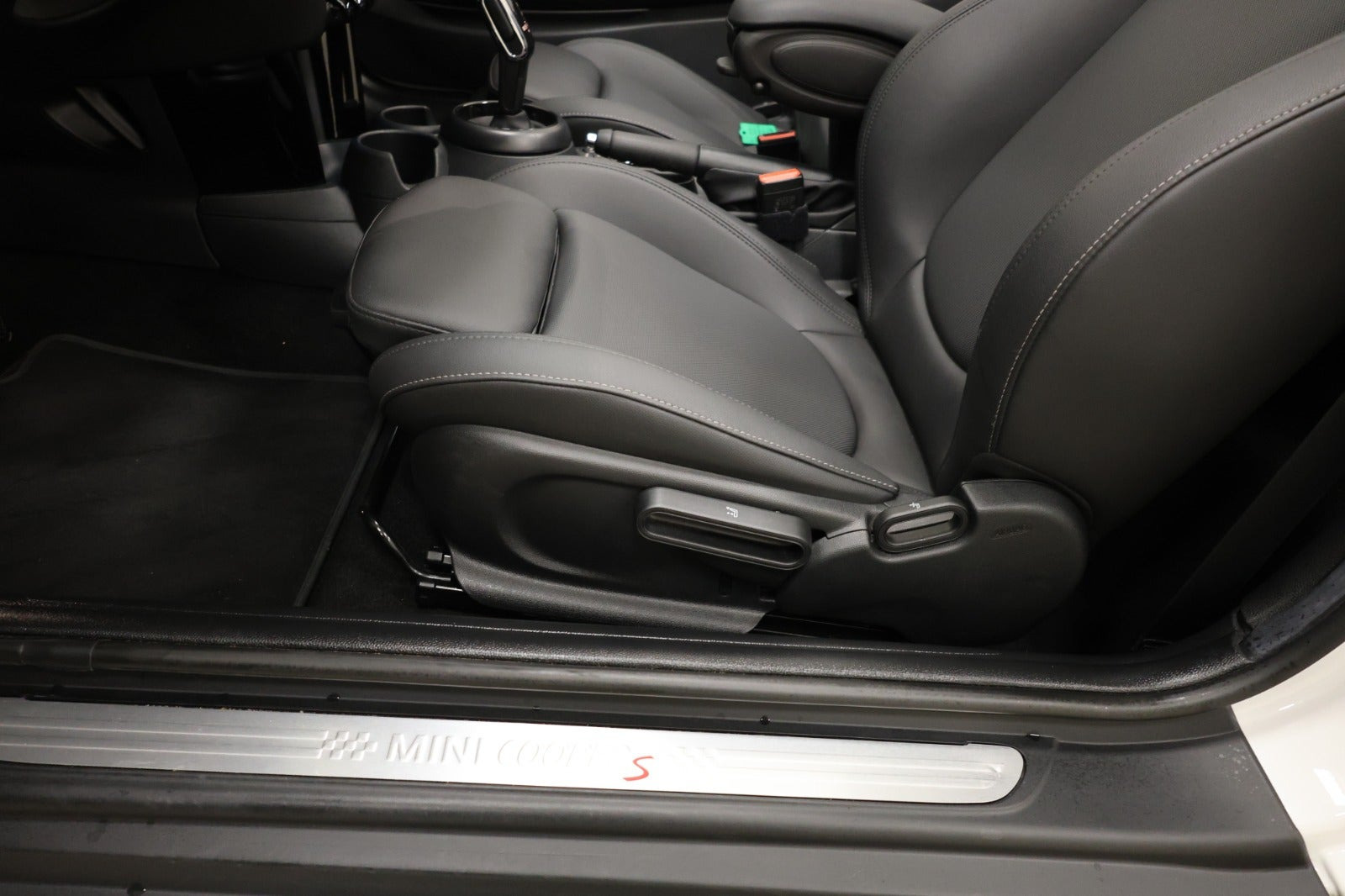 Hvid Mini Cooper S fra 2023