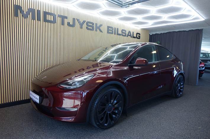 Rød Tesla Model Y fra 2023