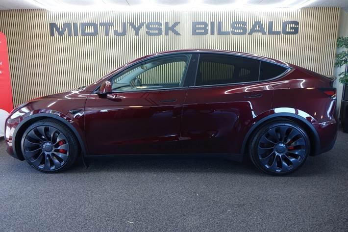 Rød Tesla Model Y fra 2023