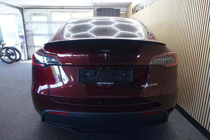 Rød Tesla Model Y fra 2023