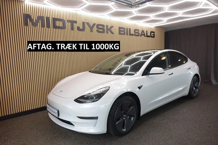 Hvid Tesla Model 3 fra 2022 set udefra