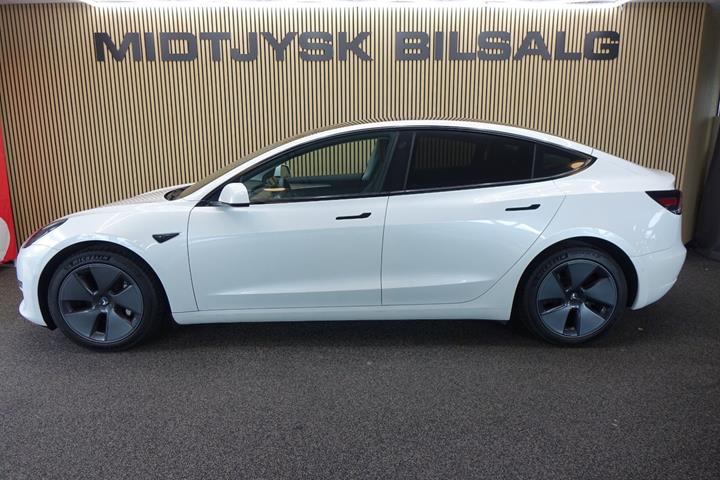 Hvid Tesla Model 3 fra 2022
