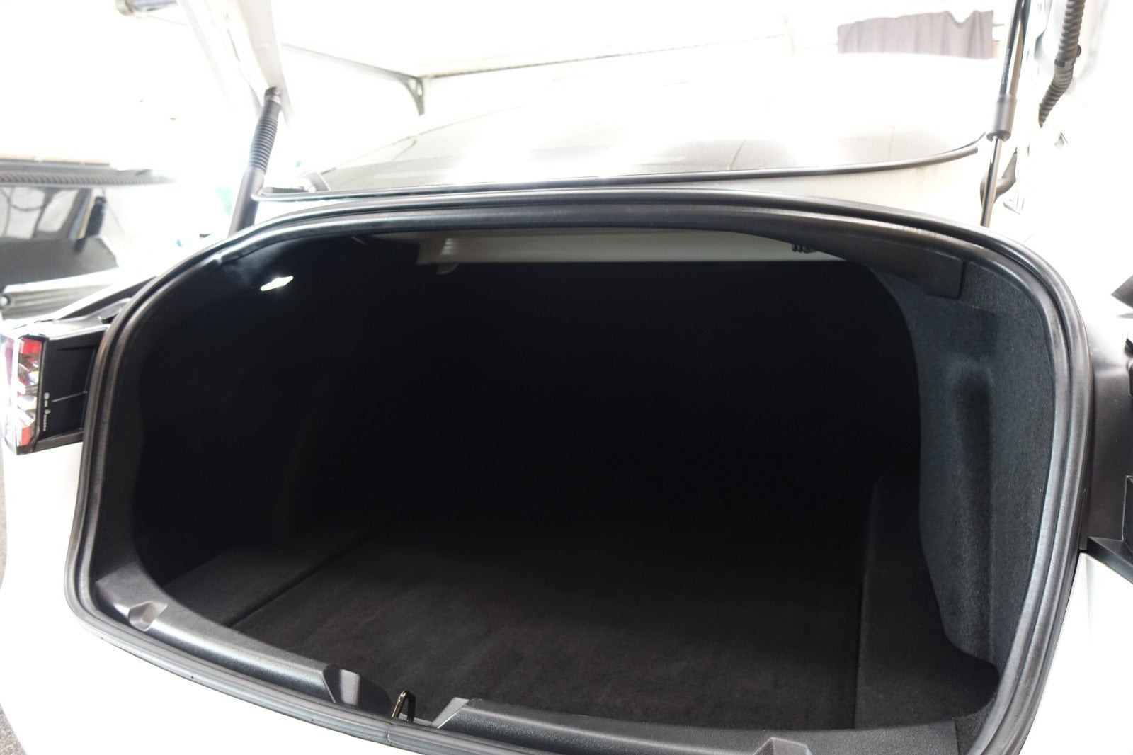 Hvid Tesla Model 3 fra 2022