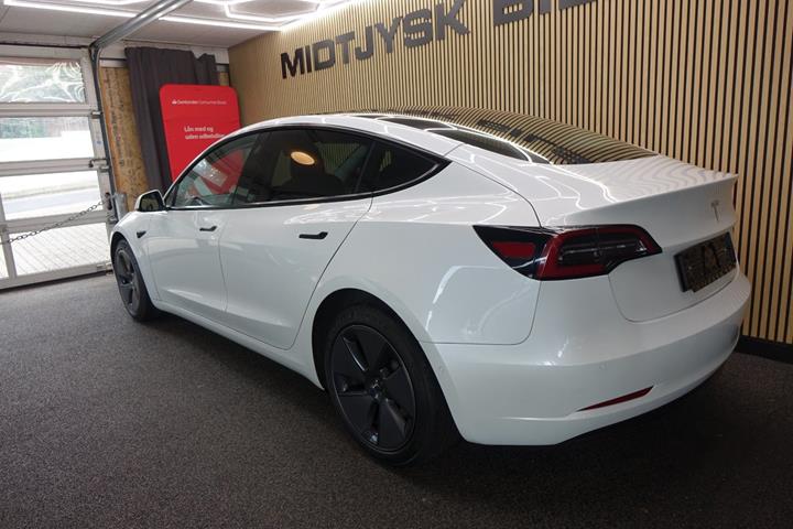 Hvid Tesla Model 3 fra 2022