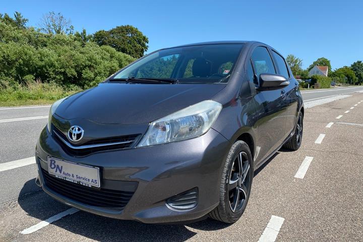 Grå Toyota Yaris fra 2012 set udefra