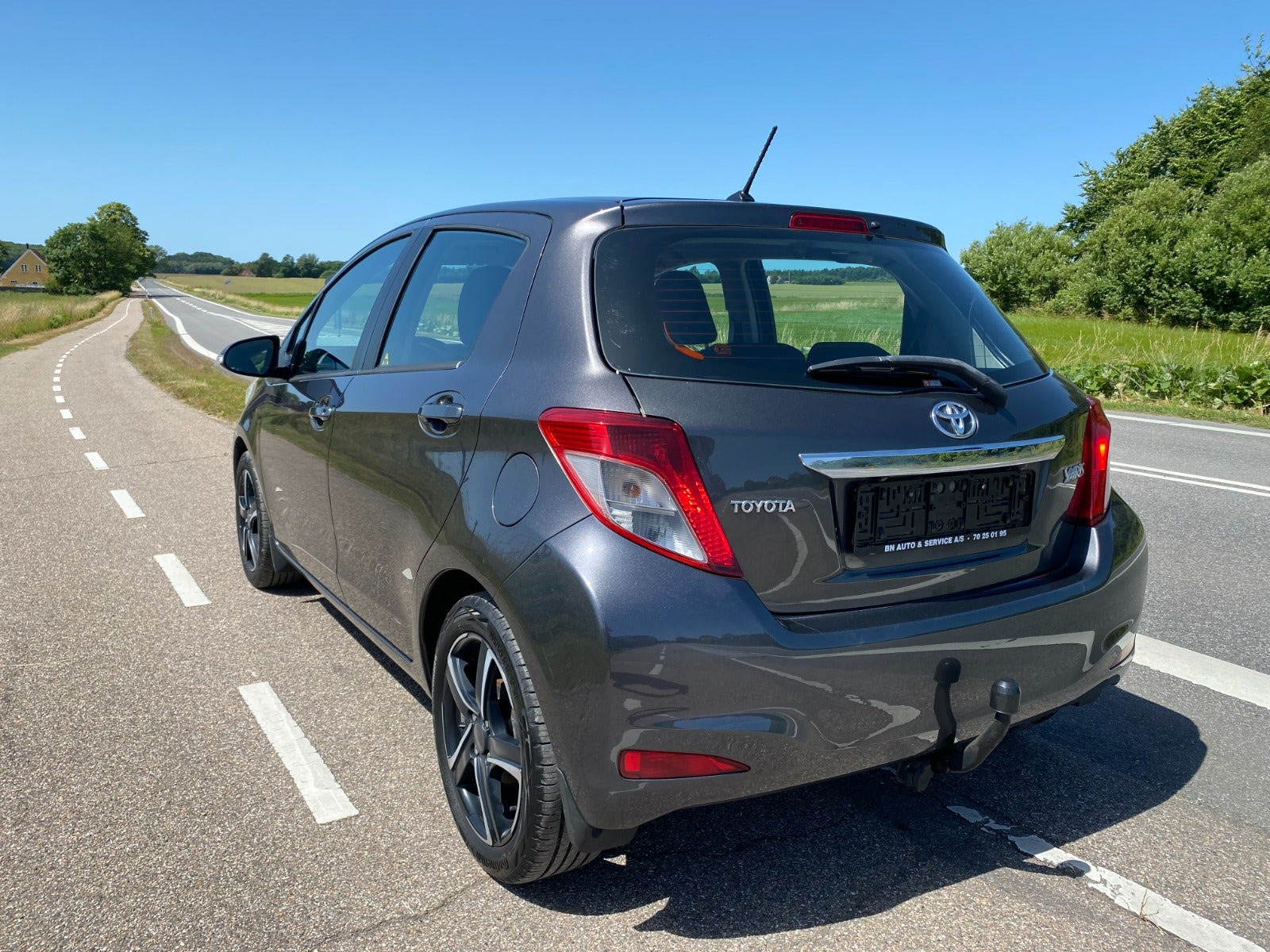 Grå Toyota Yaris fra 2012