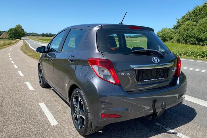 Grå Toyota Yaris fra 2012