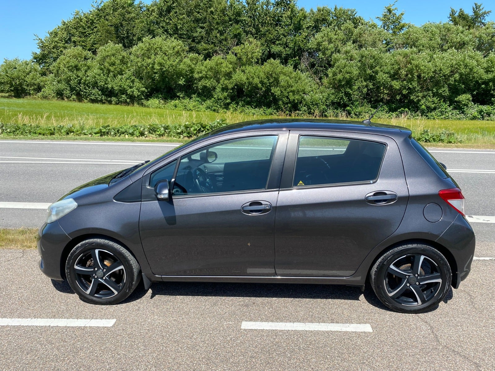 Grå Toyota Yaris fra 2012