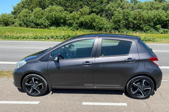 Grå Toyota Yaris fra 2012