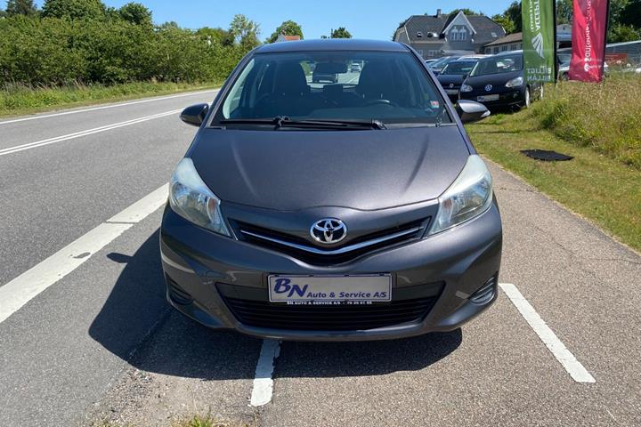 Grå Toyota Yaris fra 2012