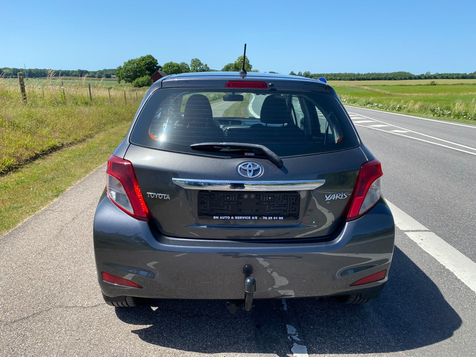 Grå Toyota Yaris fra 2012
