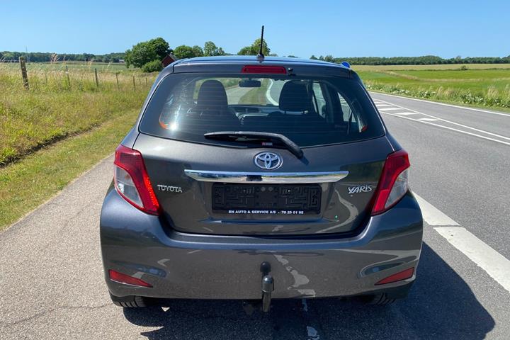 Grå Toyota Yaris fra 2012