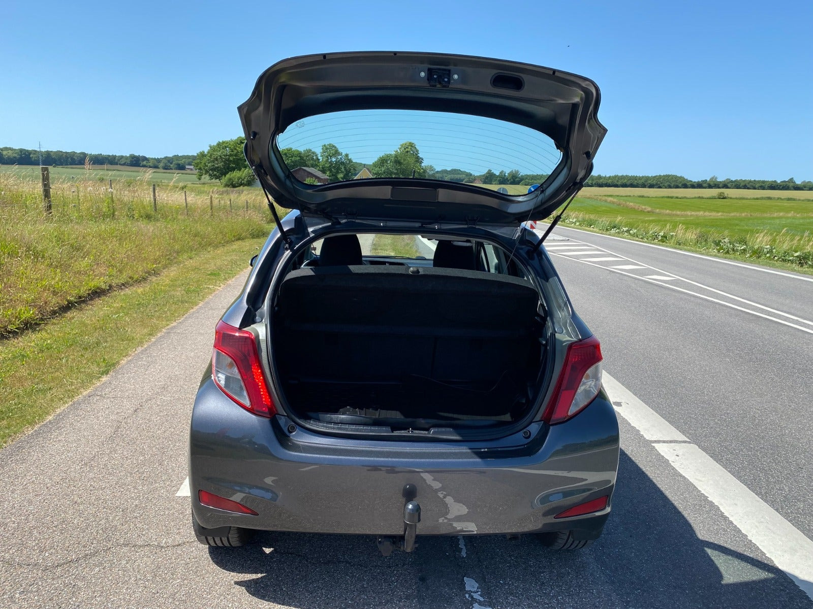 Grå Toyota Yaris fra 2012
