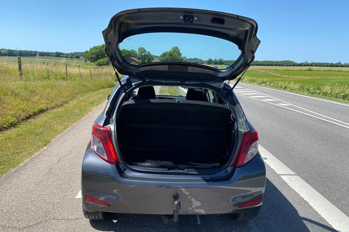 Grå Toyota Yaris fra 2012