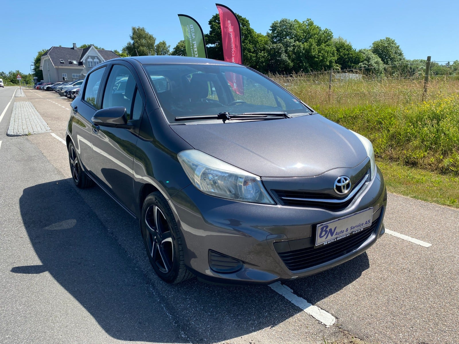 Grå Toyota Yaris fra 2012