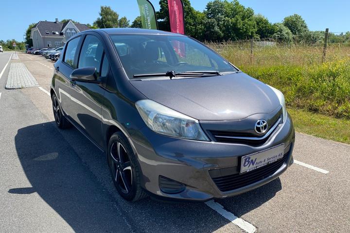 Grå Toyota Yaris fra 2012