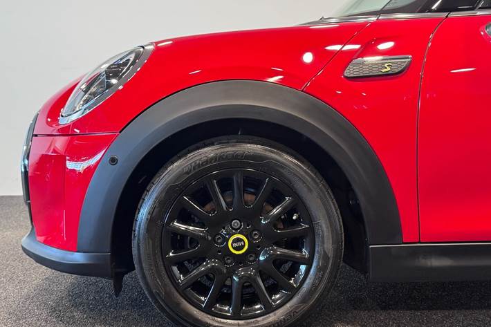 Rød Mini Cooper SE fra 2023