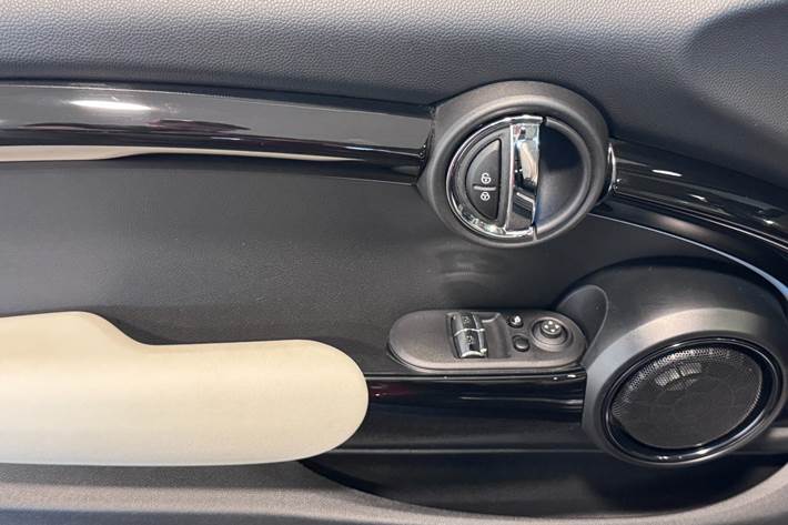 Rød Mini Cooper SE fra 2023