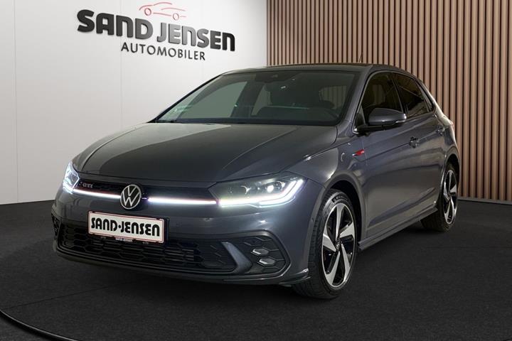 Grå VW Polo fra 2024 set udefra