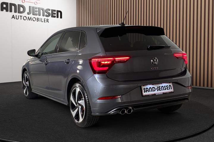 Grå VW Polo fra 2024