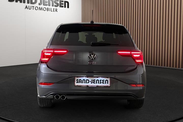 Grå VW Polo fra 2024