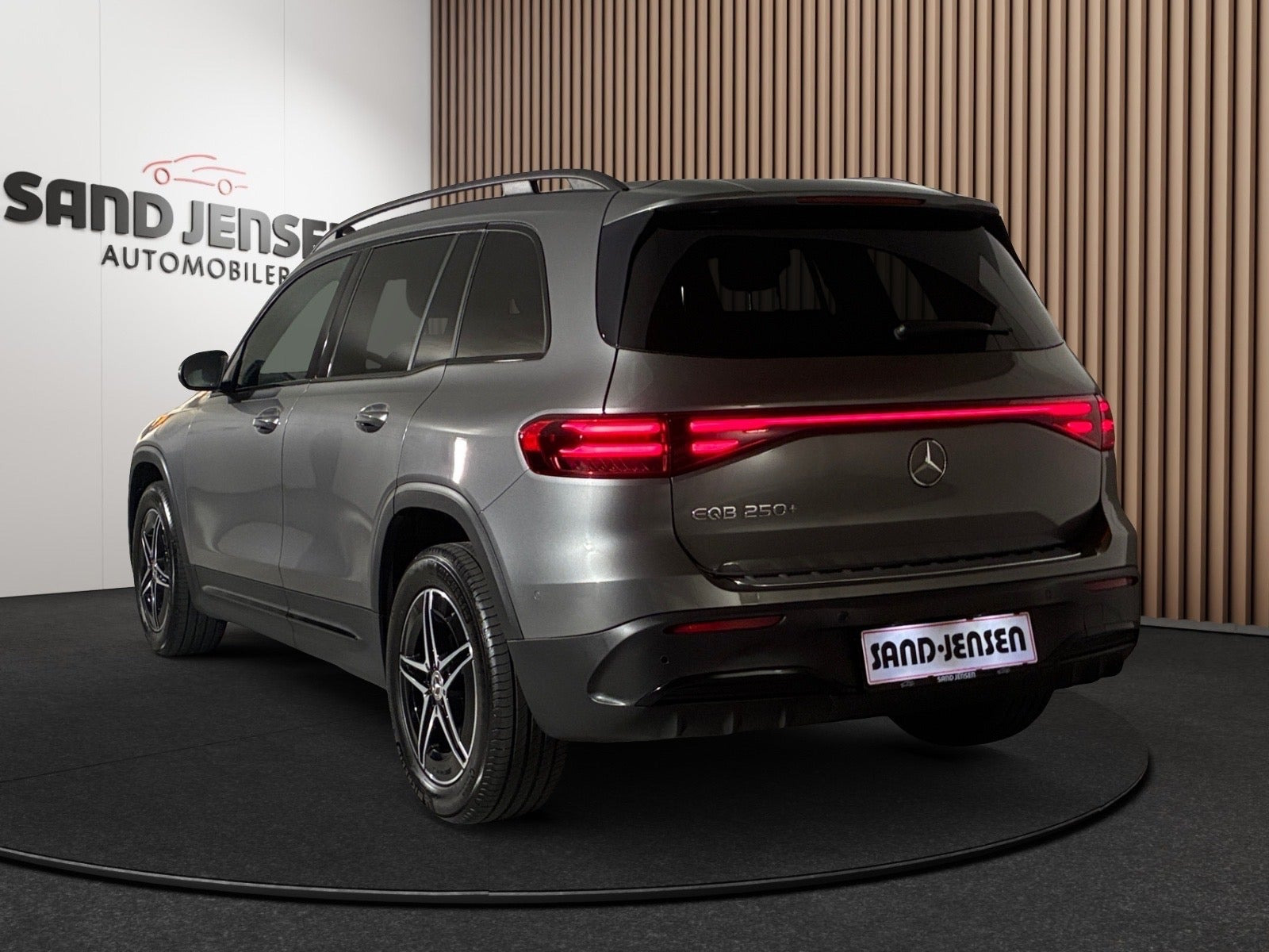 Grå Mercedes EQB250+ fra 2025