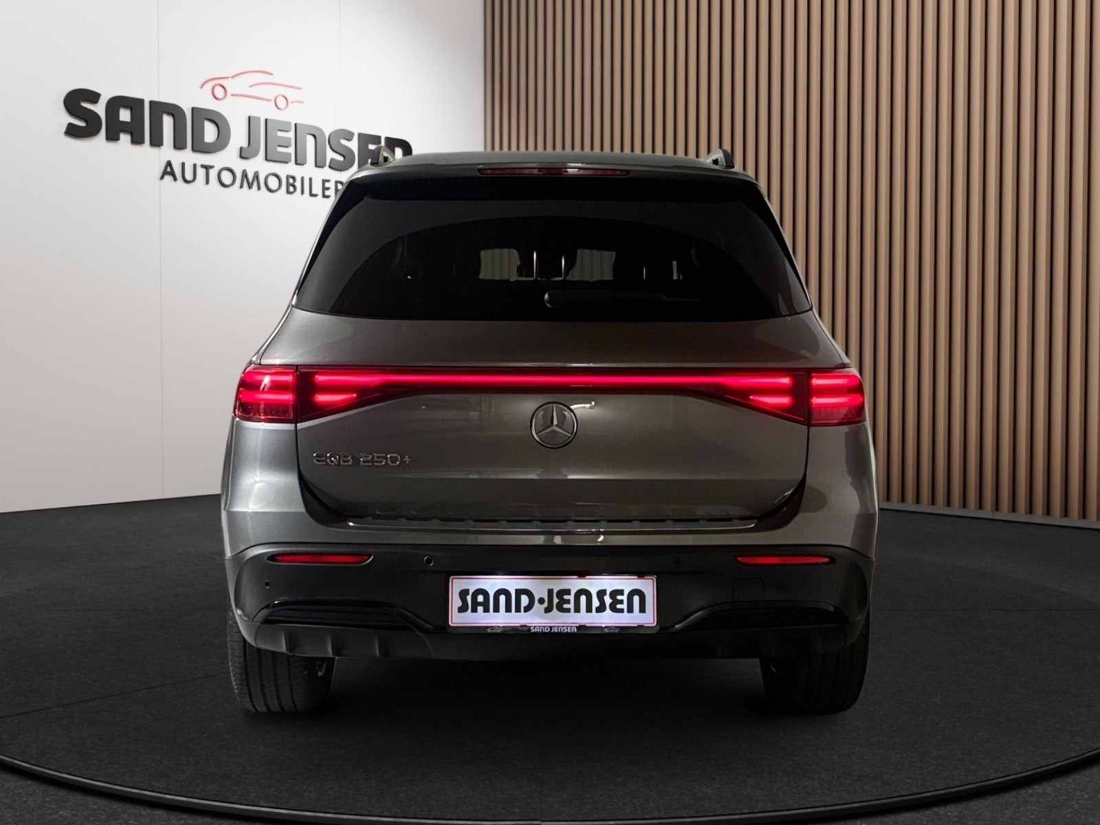 Grå Mercedes EQB250+ fra 2025