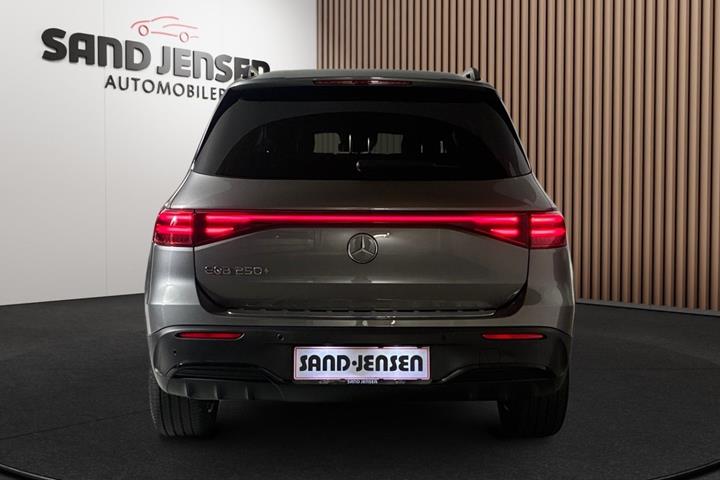 Grå Mercedes EQB250+ fra 2025
