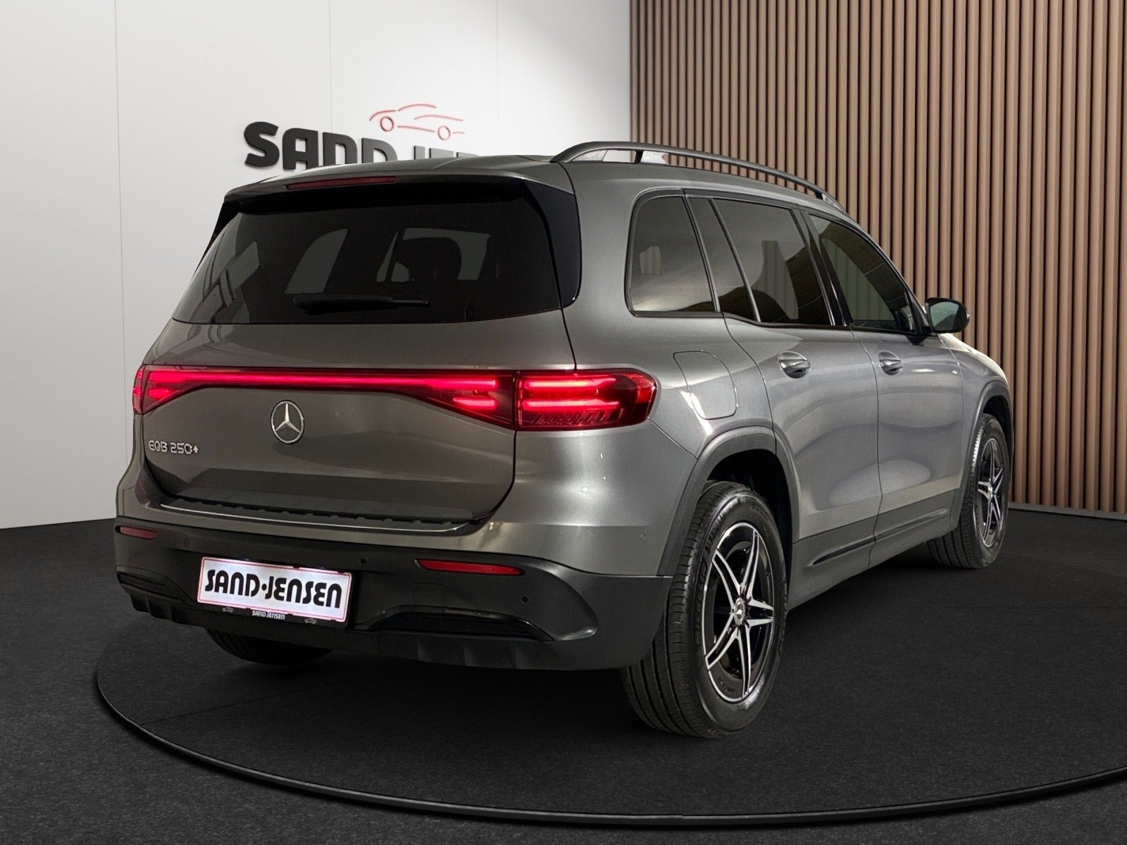 Grå Mercedes EQB250+ fra 2025