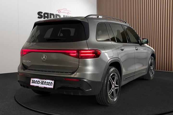 Grå Mercedes EQB250+ fra 2025