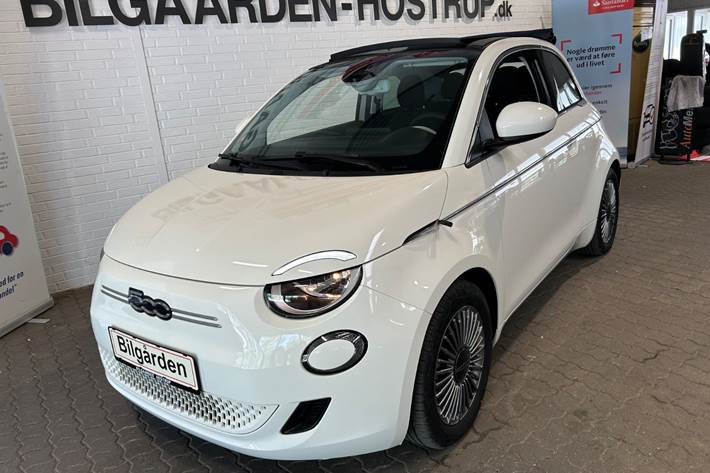 Hvid Fiat 500e fra 2023 set udefra