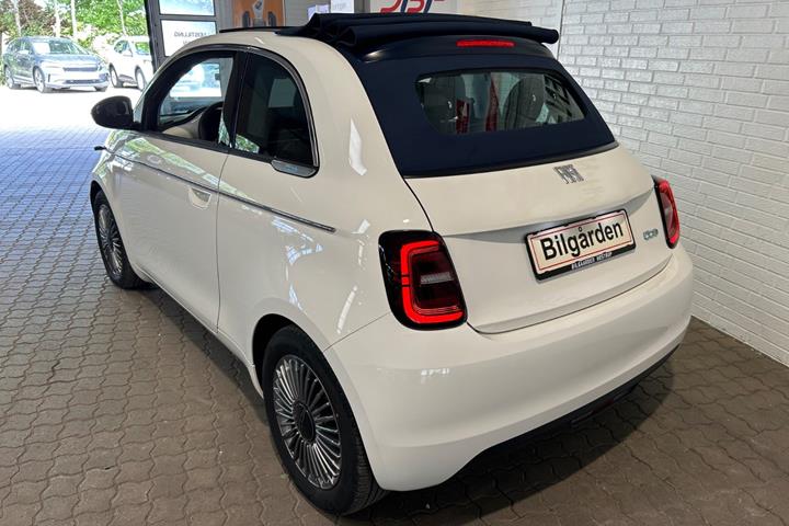 Hvid Fiat 500e fra 2023
