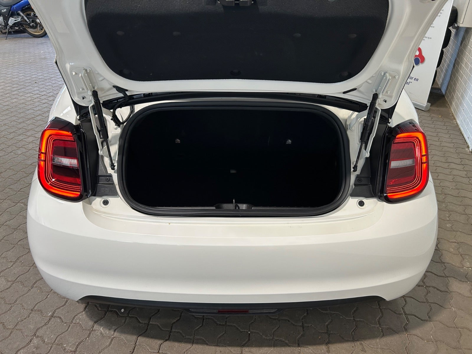Hvid Fiat 500e fra 2023