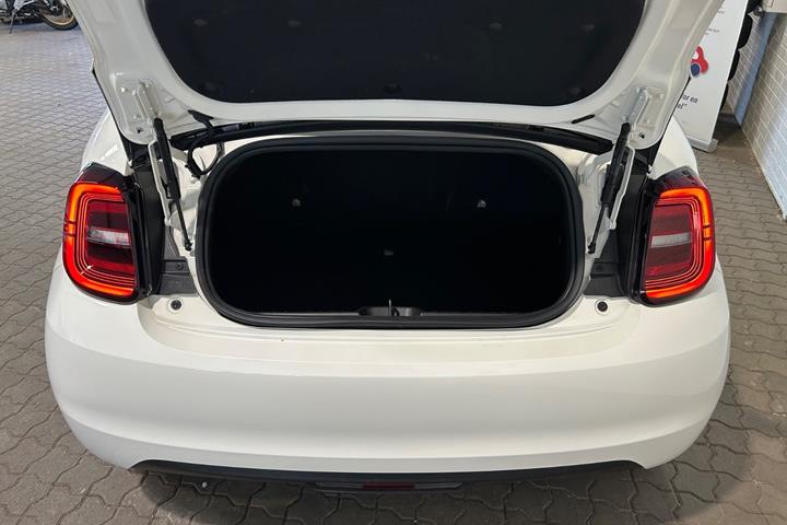 Hvid Fiat 500e fra 2023
