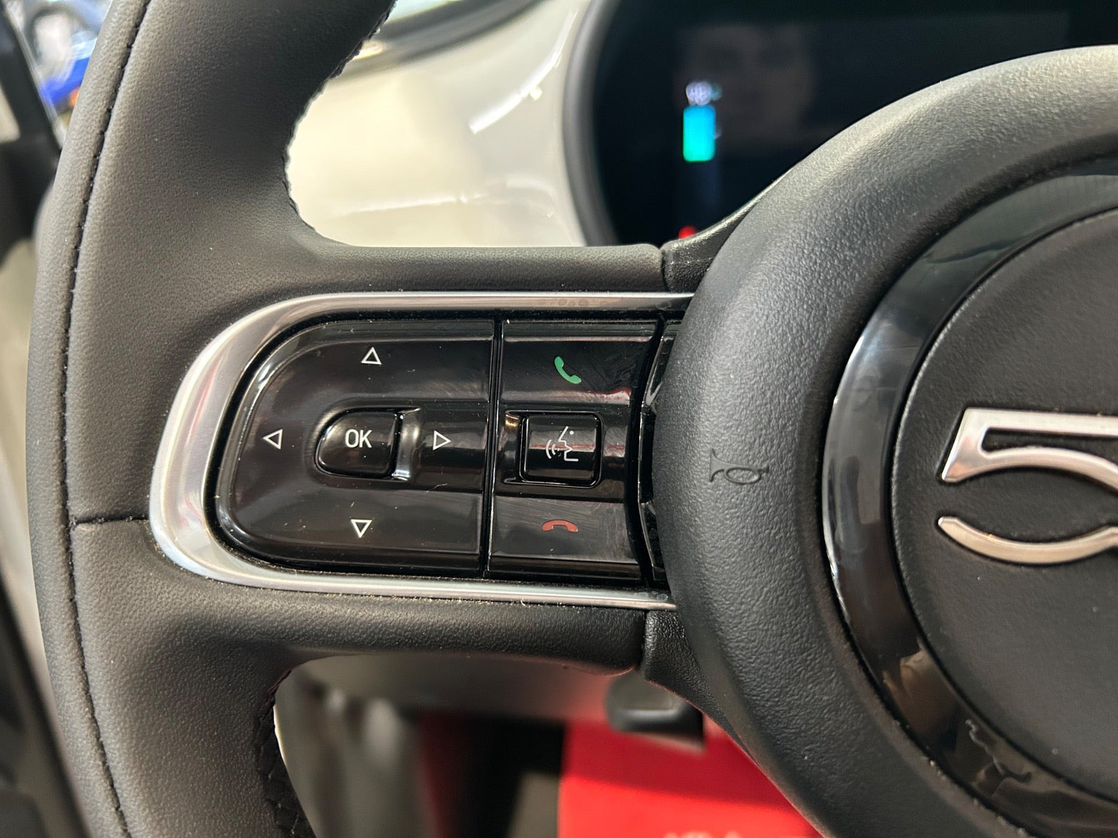 Hvid Fiat 500e fra 2023