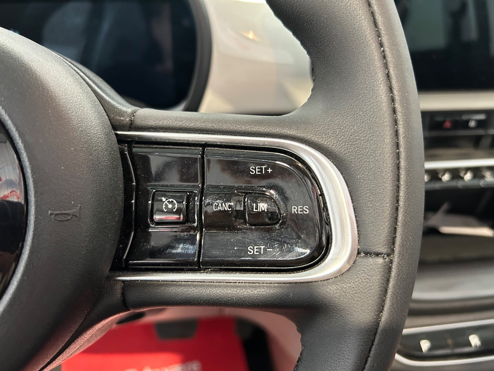 Hvid Fiat 500e fra 2023