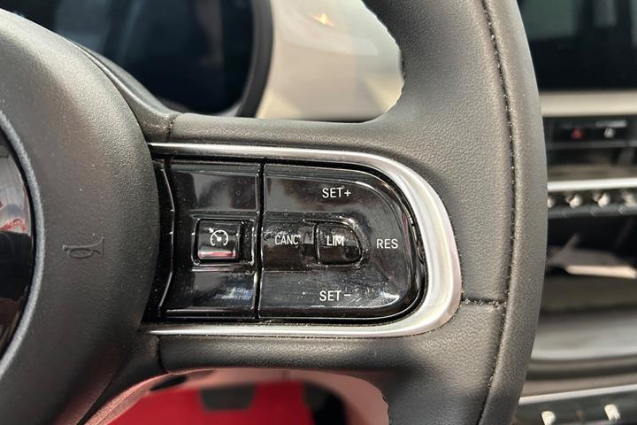 Hvid Fiat 500e fra 2023