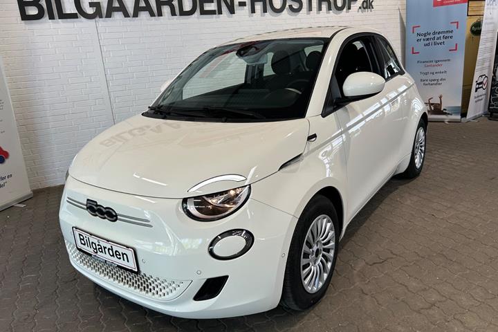 Hvid Fiat 500e fra 2023 set udefra