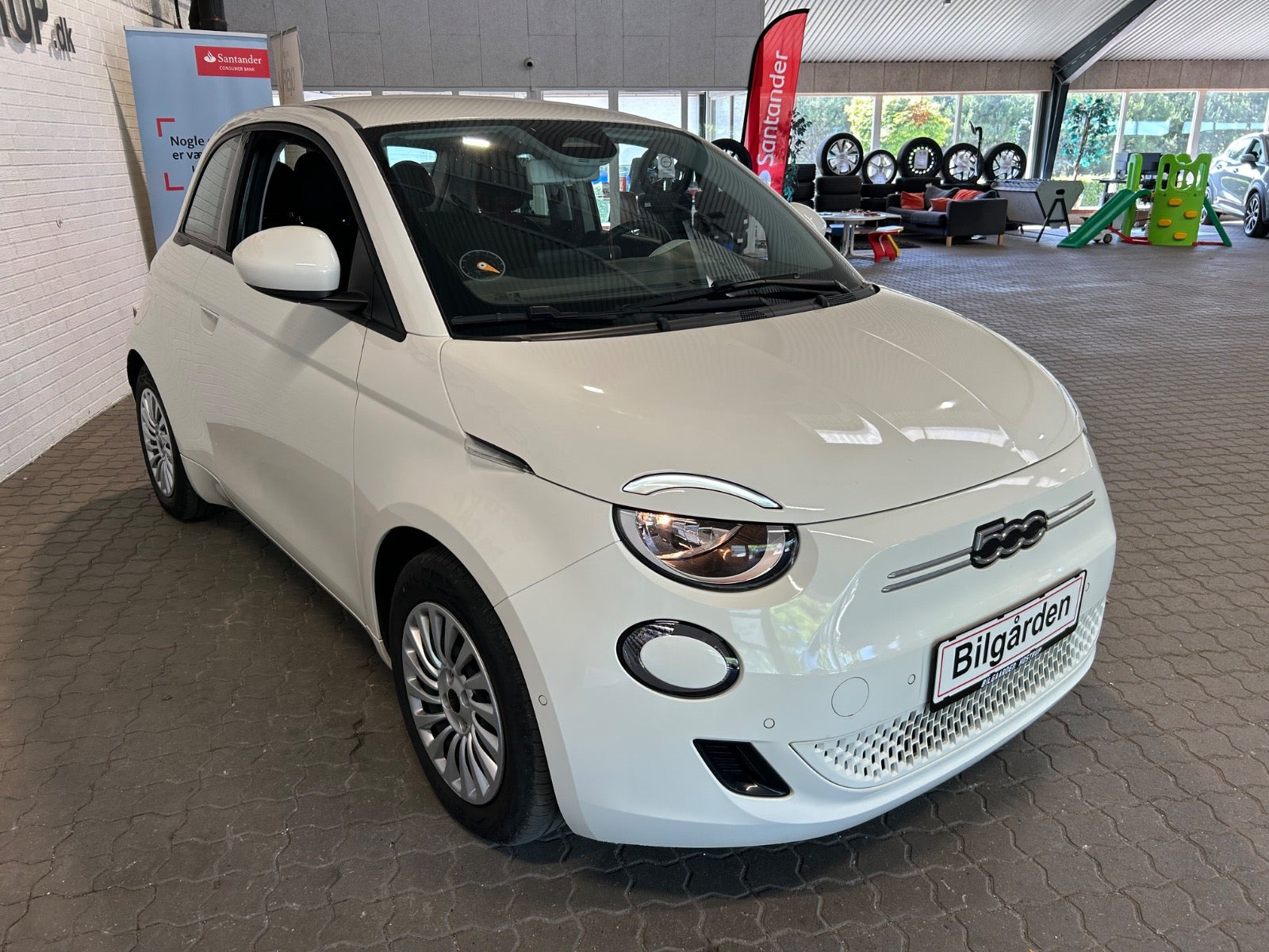 Hvid Fiat 500e fra 2023