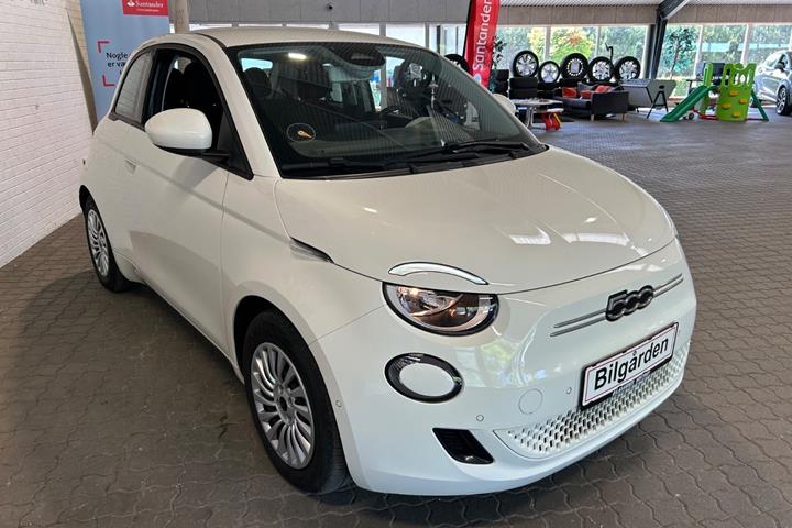 Hvid Fiat 500e fra 2023