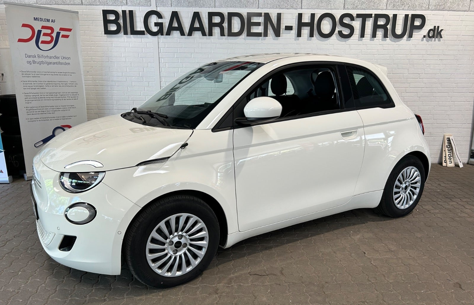 Hvid Fiat 500e fra 2023