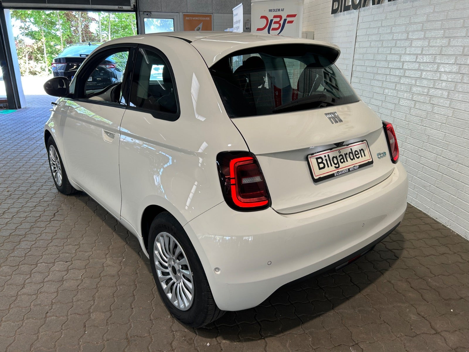 Hvid Fiat 500e fra 2023