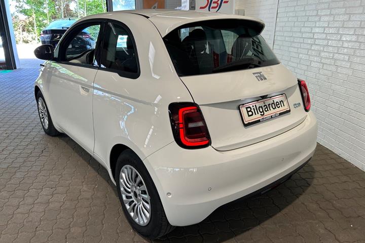 Hvid Fiat 500e fra 2023
