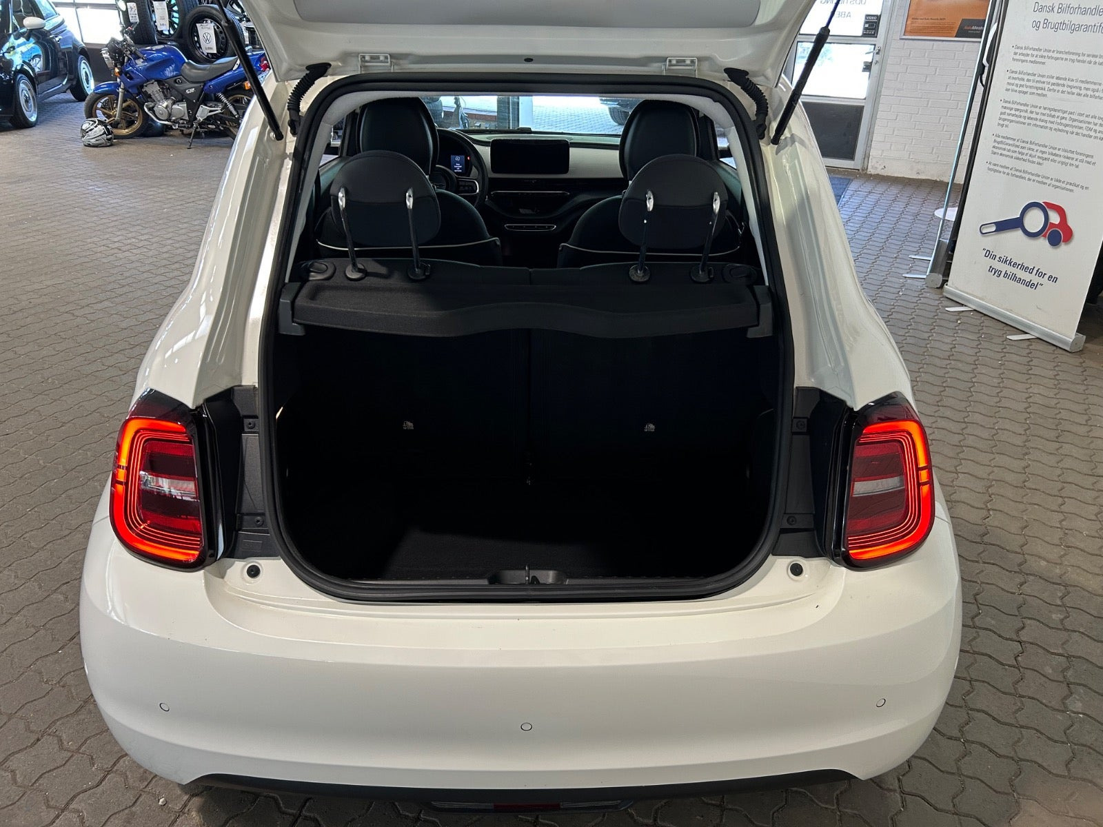Hvid Fiat 500e fra 2023