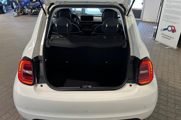 Hvid Fiat 500e fra 2023