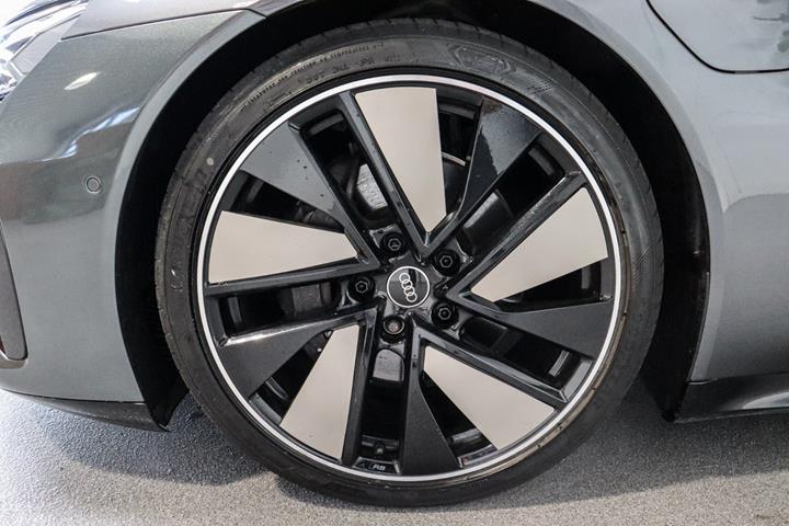Grå Audi e-tron GT fra 2023